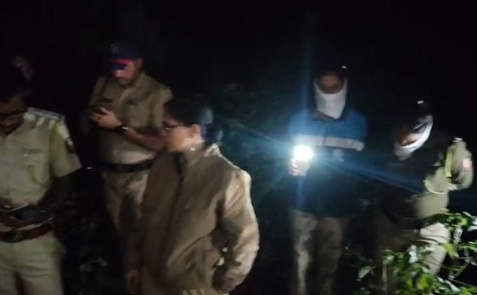 पोलिसांनी दिलेल्या माहितीनुसार या दोन्ही महिलांच्या गळ्यातील मंगळसूत्र गायब आहे. त्यामुळेच ही घटना लुटमारीशी संबंधित असल्याचा संशय व्यक्त केला जात आहे. या घटनेनंतर परिसरात भीतीचे वातावरण पसरले असून माहूर तालुक्यात एकच खळबळ उडाली आहे.