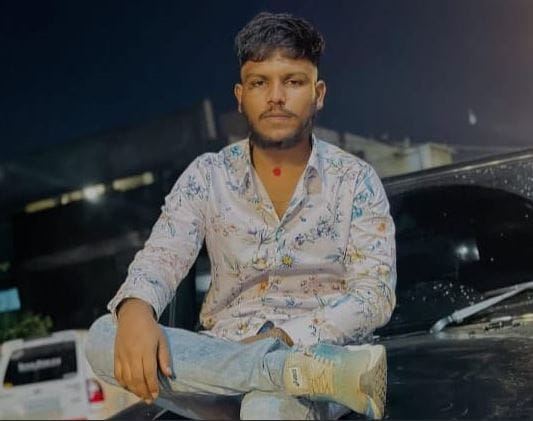 प्राथमिक माहितीनुसार या तरुणाचे नाव सक्षम तोटे असून त्याच्यावर गोळ्या झाडण्यात आल्या आहेत. गोळ्या झाडून नंतर त्याचा दगडाने ठेचून खून करण्यात आला आहे. या घटनेमुळे सर्वत्र एकच खळबळ उडाली आहे.