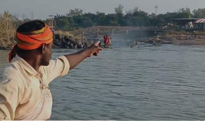  यवतमाळ जिल्ह्यातील एकांबा गावातील पाच मजूर महिला आणि त्यांच्यासोबत दोन छोटी मुले तेलंगणा राज्यातील आदिलाबाद येथे गेल्या काही दिवसापासून कापूस वेचणीसाठी गेली होती.  आज या महिला तेलंगणामधून रेल्वेने सहस्त्रकुंड रेल्वे स्थानकावर उतरल्या होत्या.