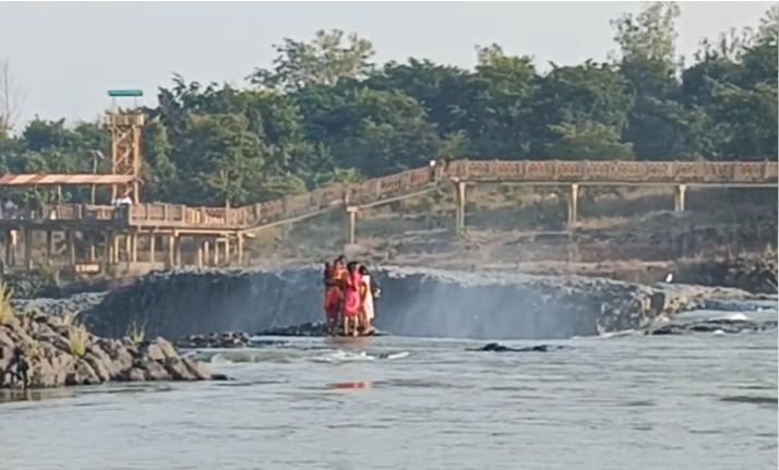 सहस्त्रकुंड रेल्वे स्थानकावर उतरल्यानंतर या महिलांनी नदीच्या पुलावरून जाण्याऐवजी नदीपात्रात पाणी कमी असल्याने  नदीतून जाण्याचा निर्णय घेतला.