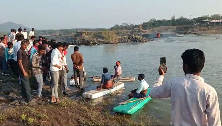 मात्र पैनगंगा नदीपात्राच्या वरील बंधाऱ्यातून पाणी सोडल्याने अचानक नदीपात्रात पाण्याचा प्रवाह वाढला.त्यामुळे या महिला आणि दोन लहान मुले नदीच्या पात्रात अडकून पडली. 