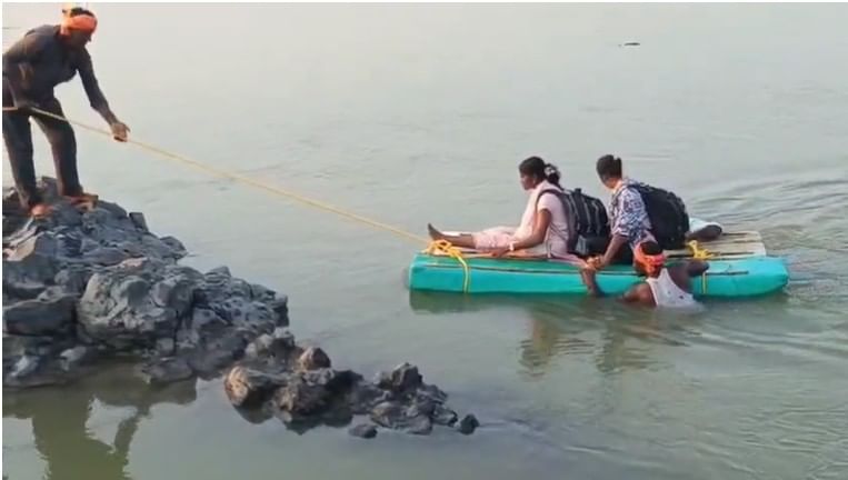  स्थानिक मच्छीमार आणि पोलिसांच्या मदतीने मोठ्या कौशल्याने नदीपात्राच्या मधोमध अडकलेल्या पाच महिला आणि दोन मुलांची अखेर  सुखरूपपणे सुटका करण्यात आली.