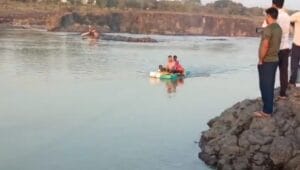 नदी पात्रात अचानक वाढले पाणी, 5 मजूर महिला आणि 2 मुले अडकली, अखेर मच्छीमार आले धावून