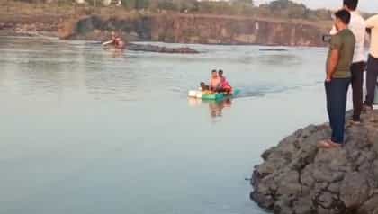 नदी पात्रात अचानक वाढले पाणी, 5 महिला व 2 मुले अडकली, अखेर मदत मिळाली