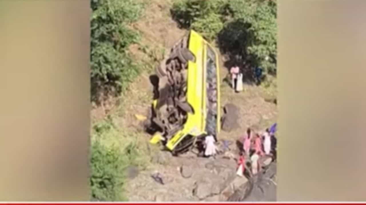धक्कादायक! स्कूल बस दरीत कोसळली; एका विद्यार्थ्याचा मृत्यू
