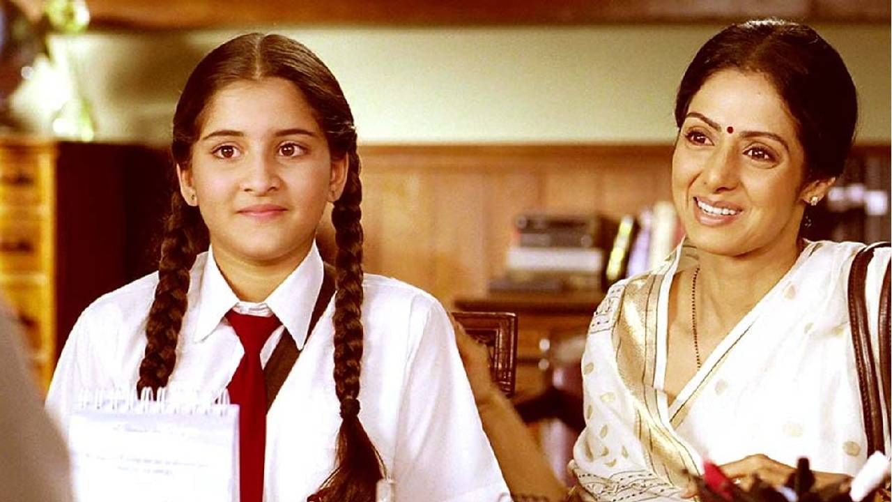 दिवंगत अभिनेत्री श्रीदेवी यांच्या 'इंग्लिश विंग्लिश' या चित्रपटात त्यांच्या ऑनस्क्रीन मुलीची भूमिका साकारलेली अभिनेत्री नविका कोटिया आता 25 वर्षांची झाली आहे. नविकाचं ट्रान्सफॉर्मेशन थक्क करणारं आहे. ती लवकरच लग्नबंधनात अडकणार आहे. 
