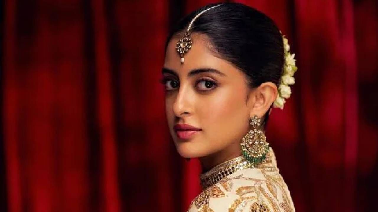 अमिताभ बच्चन यांची नात आणि श्वेताची मुलगी नव्या नंदा हिने न्यू यॉर्कमधील फोर्डहॅम विद्यापीठातून डिजिटल तंत्रज्ञान आणि यूएक्स डिझाइनमध्ये पदवी प्राप्त केली आहे.