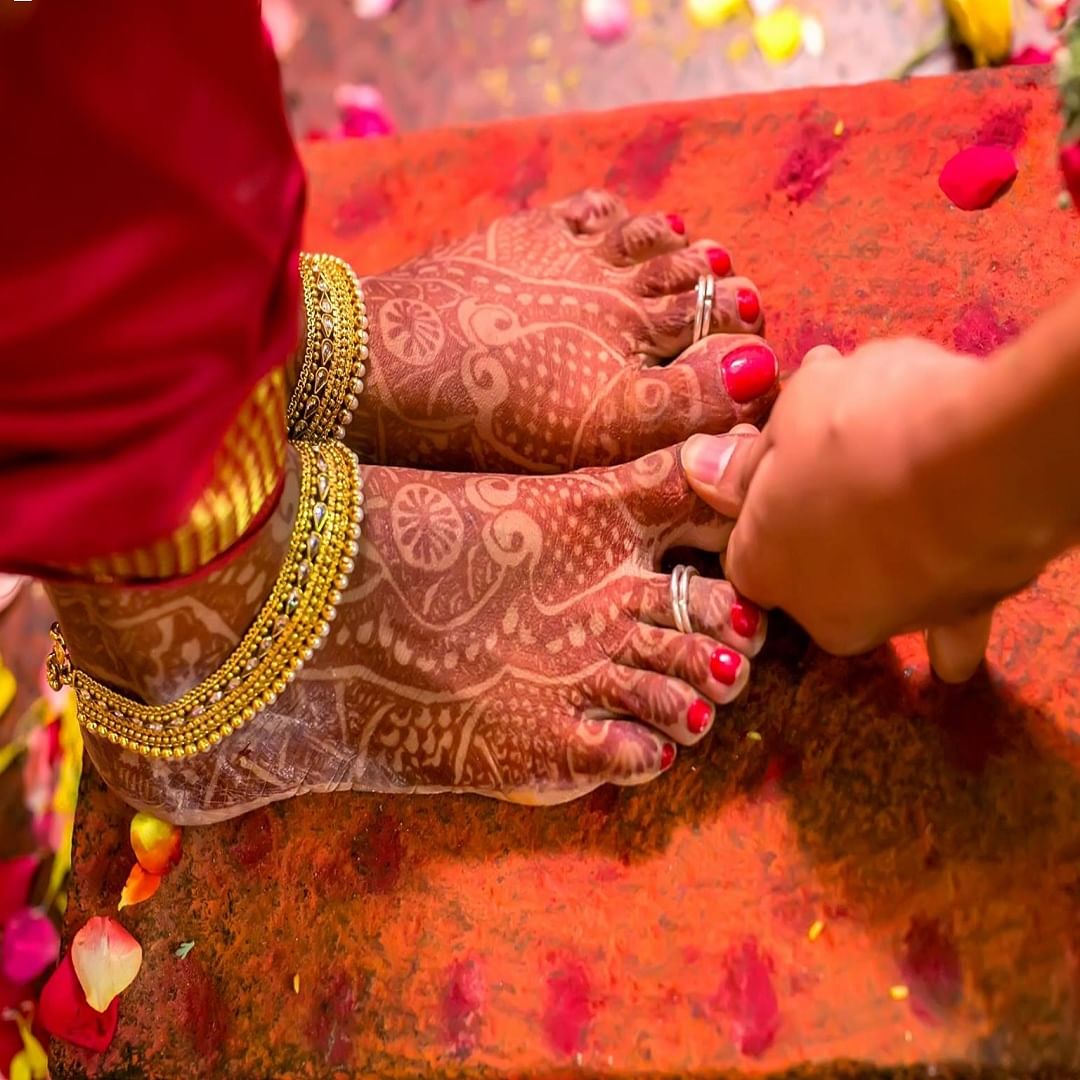 पायात जोडवी घालण्याचे वैज्ञानिक कारण म्हणजे अ‍ॅक्युप्रेशर. जोडवी पायाच्या ज्या दुसऱ्या किंवा तिसऱ्या बोटात घातले जातात तिथली नस ही गर्भाशय आणि हृदयाशी जोडलेली असते. ही जोडवी घातल्याने त्या नसांवर हलका दाब पडतो, ज्यामुळे प्रजनन क्षमता वाढते आणि विना अडचण गर्भधारणेला मदत होते.