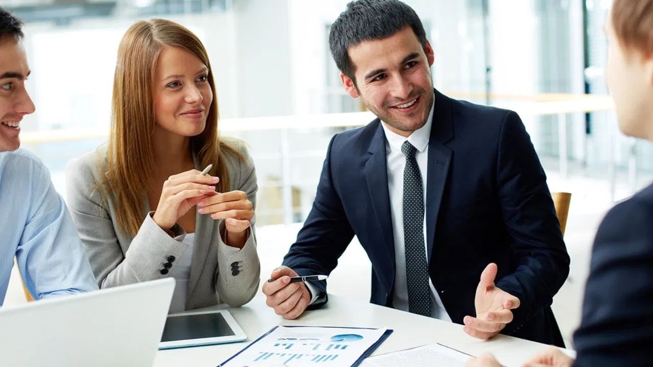 ऑफिसमध्ये 'या' 4 वृत्तीच्या व्यक्तींपासून कायम सावध राहा... समोर चांगलं बोलतील आणि मागे... ऑफिसमध्ये 'या' 4 वृत्तीच्या व्यक्तींपासून कायम सावध राहा... समोर चांगलं बोलतील आणि मागे...