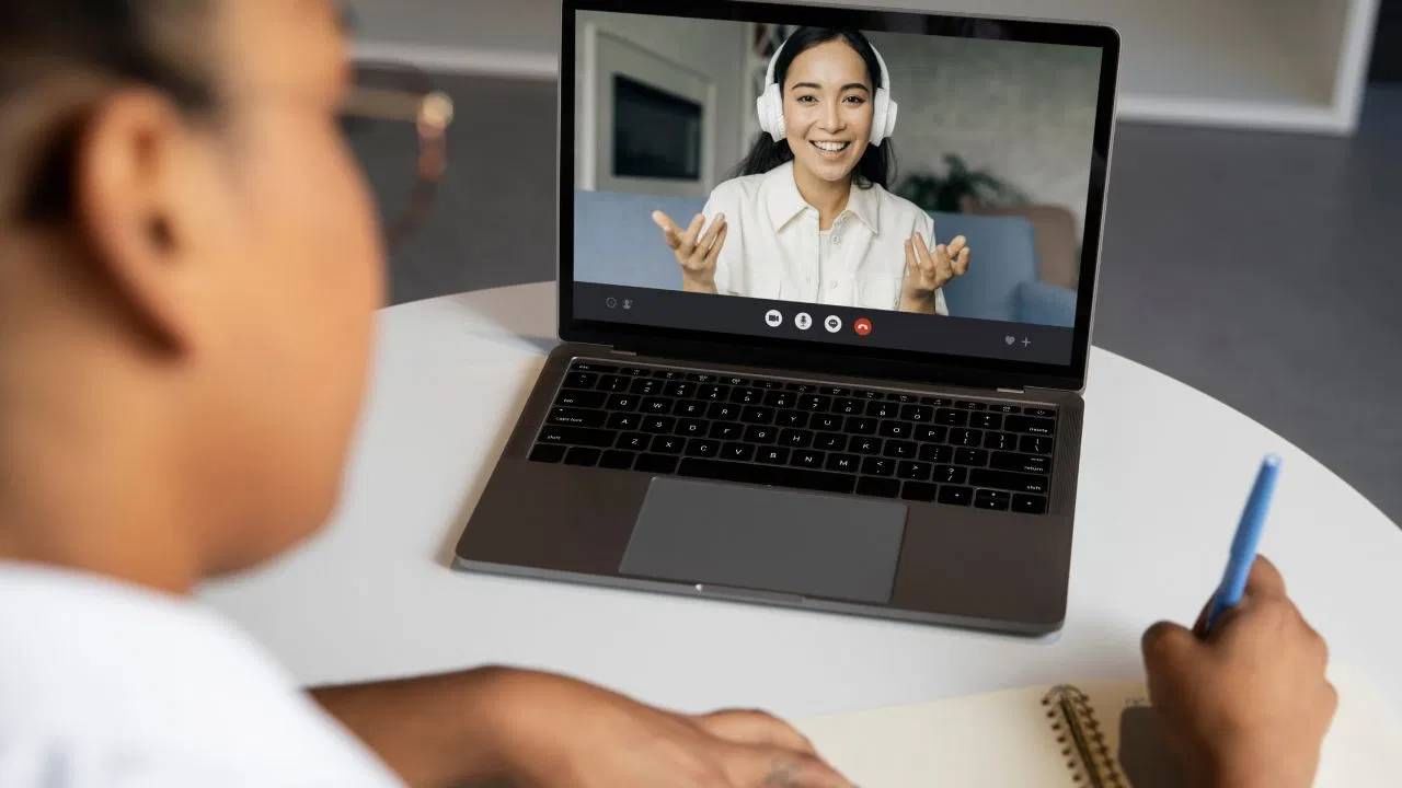 जर, तुम्ही अभ्यासात उत्तम आहेत. कुठल्या विषयावर पकड चांगली आहे, तर ऑनलाइन टीचर बनू शकता. शालेय विषय, लँग्वेज किंवा डिजिटल स्किल्ससारखे SEO आणि मार्केटिंग सुद्धा शिकवू शकता. संध्याकाळी किंवा वीकेंडला थोडा वेळ देऊन चांगली कमाई होऊ शकते. 