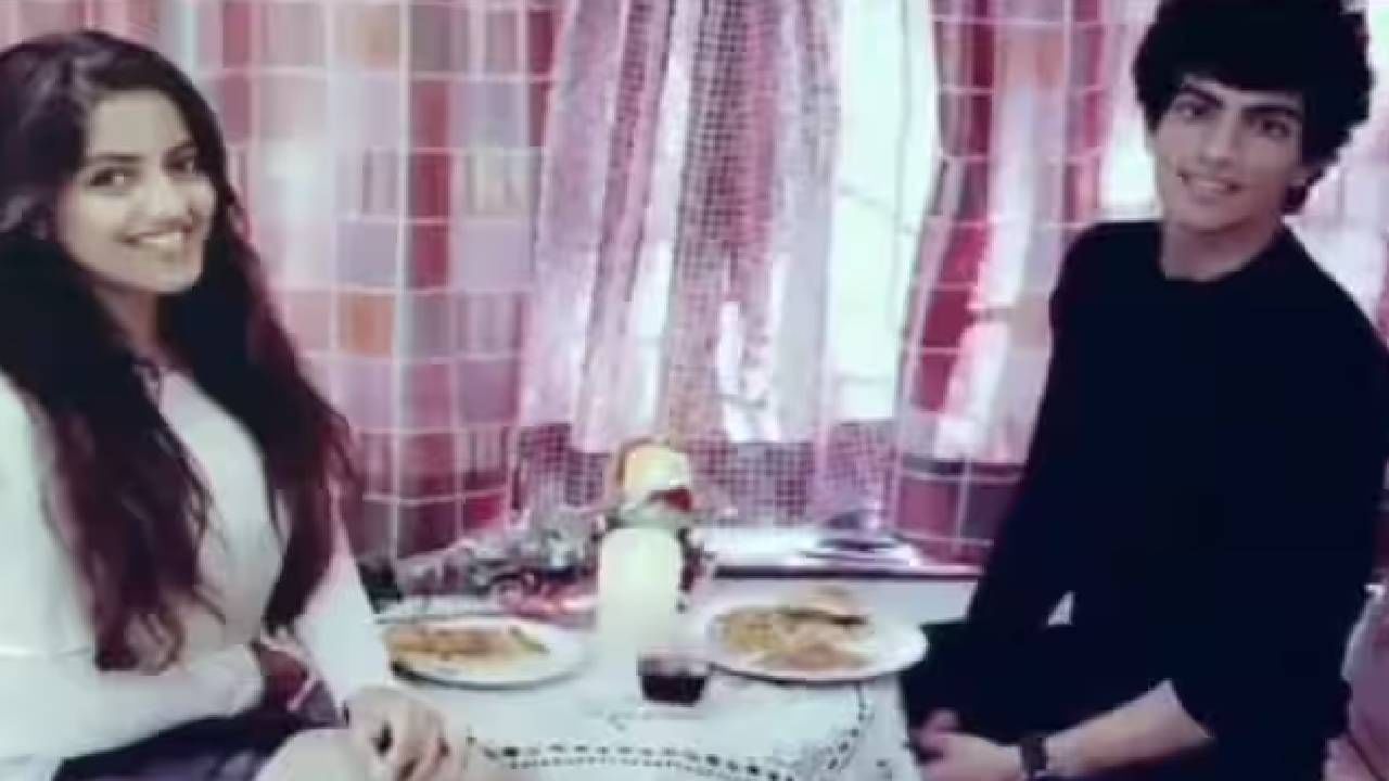 स्मृती मानधनाच्या आधी पलाश बिरवा शाहला डेट करत होता आणि तिलासुद्धा पलाशने अत्यंआहेत रोमँटिक पद्धतीने प्रपोज केल्याचा दावा करणारं ट्विट व्हायरल होत आहे. या फोटोमध्ये फुलं, फुगे आणि सुंदर लाइट्सचं डेकोरेशन करून पलाश बिरवाला प्रपोज करताना दिसत आहे.
