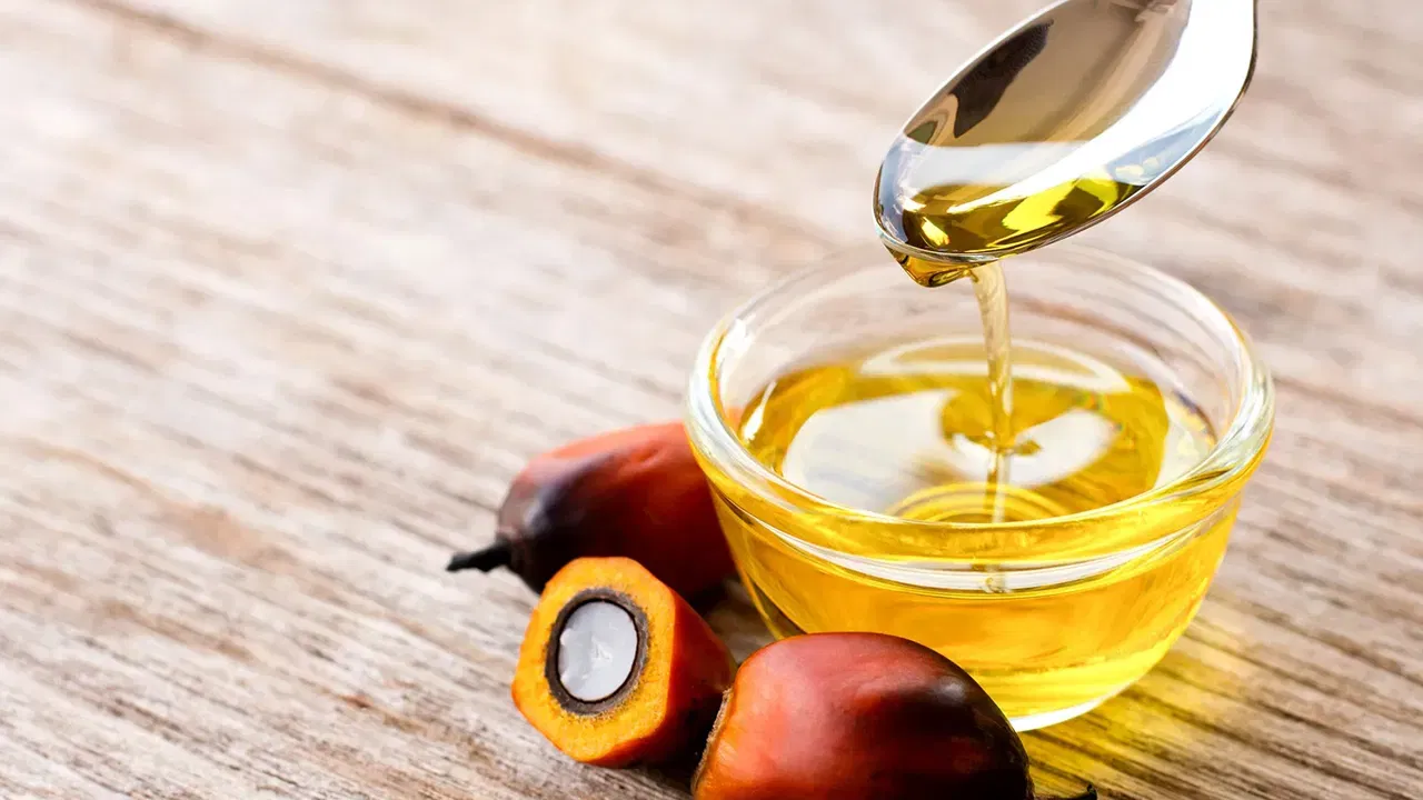 बाजारात मिळणारे बहुतेक खाद्यपदार्थांत पाम तेलात तळलेले असतात. त्यातील हायड्रोजनेटेड करून स्वस्त आणि जास्त काळ टिकणारं बनवलं जातं. एनसीबीआयच्या २००९ च्या अभ्यासात यात ट्रान्स फॅट भरपूर असल्याचे सांगितले आहे. यामुळे हार्ट अटॅक आणि स्ट्रोकचा धोका अनेक पटींनी वाढतो. त्यामुळे बाहेरील तळलेले पदार्ख खाणे टाळा.