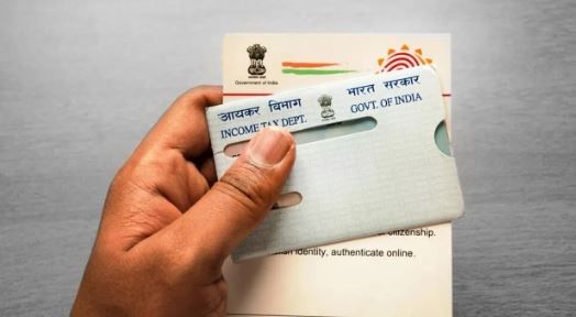 पॅन कार्ड आणि आधार कार्ड एकमेकांना लिंक करण्याची शेवटची तारीख 31 डिसेंबर 2025 आहे. या कालावधित पॅन कार्ड आणि आधार कार्ड एकमेकांस न जोडल्यास 1 जानेवारी 2026 पासून तुमचे पॅनकार्ड निष्क्रिय होण्याची शक्यता आहे. 