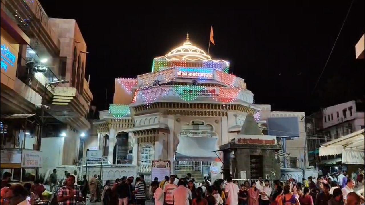 या नेत्रदीपक रोषणाईमुळे संपूर्ण मंदिर परिसर दिव्यांच्या प्रकाशात न्हाऊन निघाला आहे. यामुळे मंगलमय वातावरण निर्माण झाले आहे.