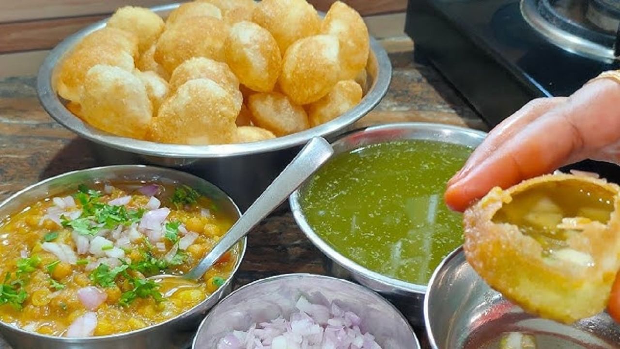 पाणीपुरीचे पाणी ज्यामध्ये पुदीना, कोथिंबीर, चिंचेचं पाणी असलं, ज्यामुळे शरीरातील इलेक्ट्रोलाइट संतुलन राखण्यास मदत करते, विशेषतः उष्ण हवामानात.... अशात पाणीपुरी खाल्ल्याने  शरीरास अनेक फायदे मिळतात... 