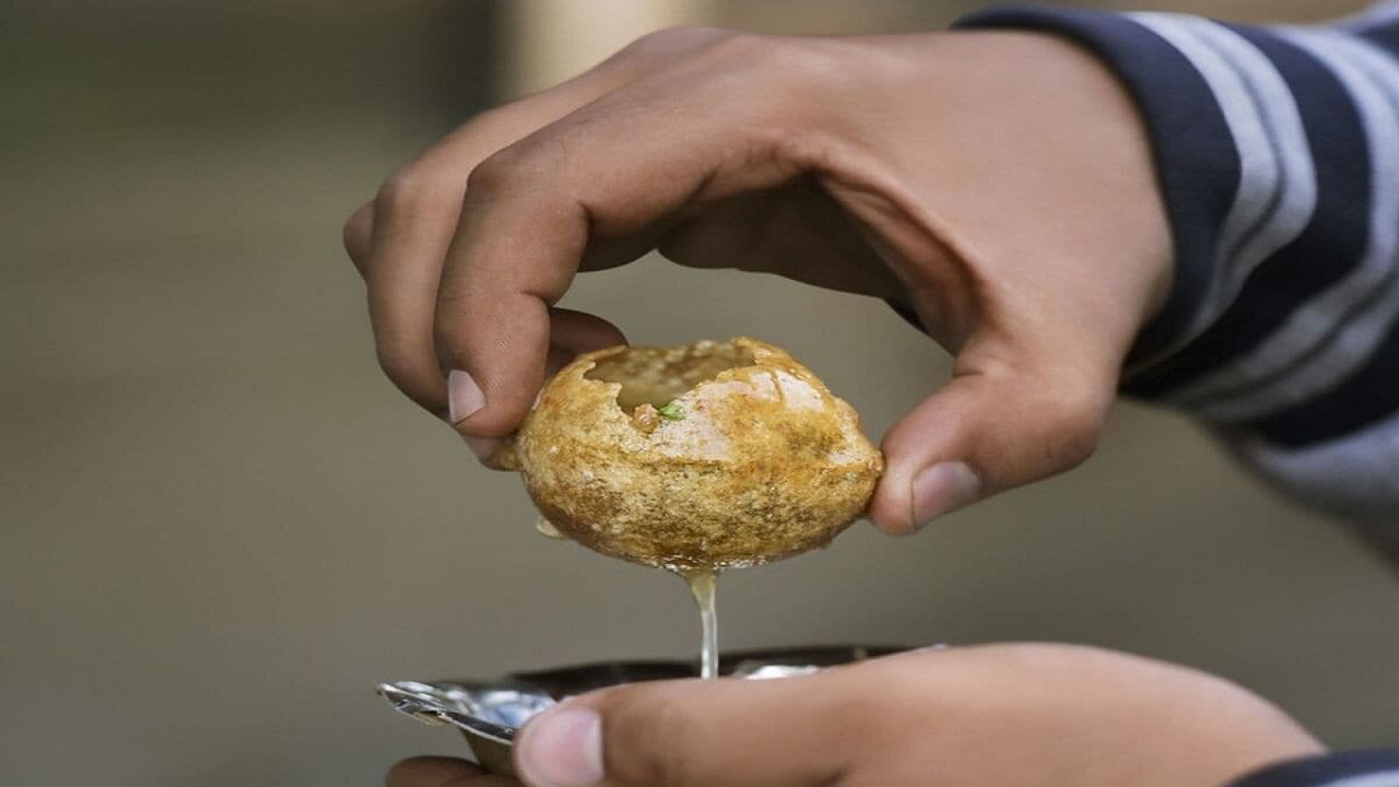 तेलकट पदार्थांच्या तुलनेत पाणीपुरीमध्ये  कमी कॅलरी असतात. एवढंच नाही तर, आवड ता आणि चविष्ट पदार्थ खाल्ल्याने एंडॉर्फिन्स वाढतात. ज्यामुळे मन प्रसन्न राहते आणि ताण कमी होतो.