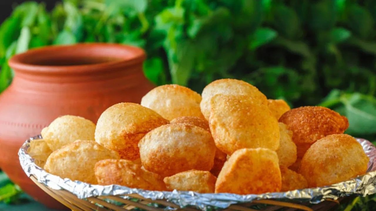 पण पाणीपुरी खाताना देखील काही गोष्टींची काळजी घ्या. रस्त्यावरच्या अस्वच्छ पाणीपुरीत जंतूंचा धोका असतो. तेल जुने किंवा दूषित असल्यास ती हानिकारक ठरू शकते.साखरयुक्त किंवा अतितिखट पाणीपुरी खाणं टाळलं पाहिजे. 