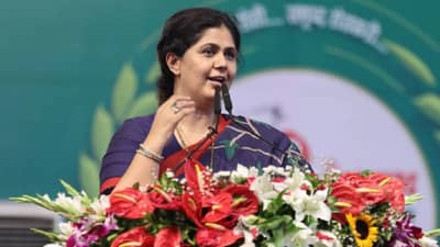 माझं वय किती? पंकजा मुंडेंचा थेट व्यासपीठावरूनच प्रश्न अन्..., नेमकं काय घडलं?