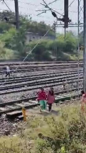 परभणीत विद्यार्थ्यांचा जीव धोक्यात, रेल्वे रुळावरून जावे लागते शाळेत!.