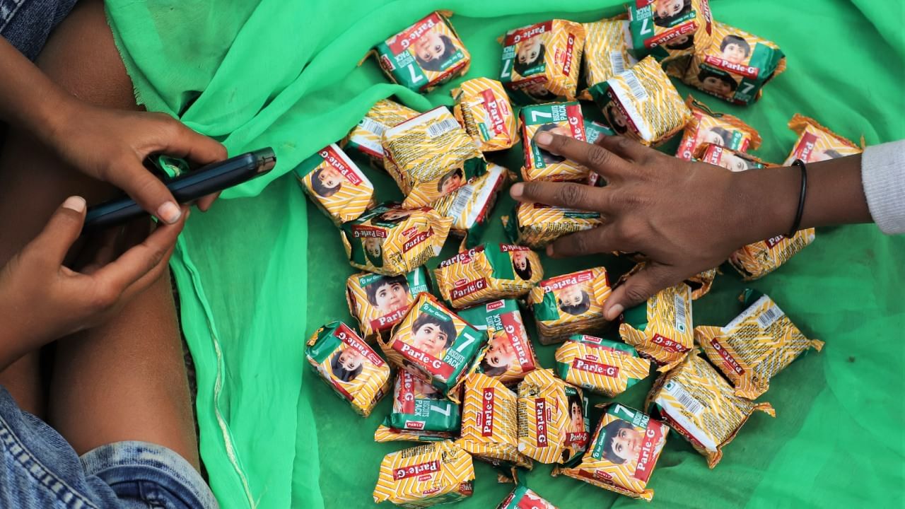 सुरुवातीला हे बिस्किट मुलांना ग्लुकोजचा डोस देण्यासाठी पार्ले-ग्लुको या नावाने लाँच करण्यात आले. १९८० मध्ये कंपनीने ग्लुको ऐवजी फक्त G वापरण्यास सुरुवात झाली आणि त्याचे नाव पार्ले-जी झाले.