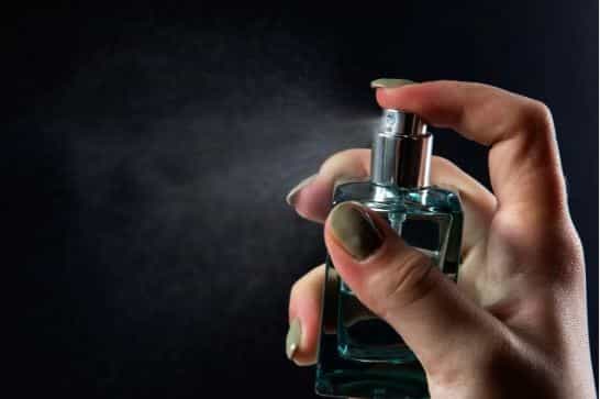परफ्यूम लावायला प्रत्येकालाच आवडते. विशेष म्हणजे अमूक परफ्यमूचा सुगंध त्या व्यक्तीची ओळख होऊन जाते. परफ्यूम लावताना मात्र अनेकजण चार मोठ्या चुका करतात. या चुका केल्यामुळे इतरांनाही त्याचा त्रास होऊ शकतो. त्यामुळे या चुका टाळल्या पाहिजेत.