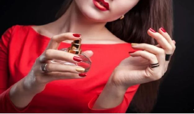 अनेकजणांना परफ्यूम लावण्याची सवय असते. पण यातील अनेकजण प्रमाणापेक्षा जास्त परफ्यूम लावतात. सॉफ्ट आणि हलका सुगंध सर्वांना आवडतो. पण प्रमाणापेक्षा जास्त परफ्यूम लावल्याने समोरच्या व्यक्तीला डोकेदुखीचा त्रास होऊ शकतो. त्यामुळे पल्स पॉइंट्सवर परफ्यूम लावावा. 