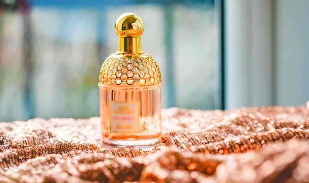 अनेकजण स्ट्राँग परफ्यूम लावतात. काही परफ्यूम तर एवढे स्ट्राँग असतात की थोडाजरी लावला तरी त्याचा सुगंध सगळ्या घरात पोहोचतो. त्यामुळे अस स्टाँग परफ्यूम प्रमाणापेक्षा जास्त लावू नयेत. स्टाँग परफ्यूमचा तुमच्या बाजूच्या व्यक्तीला त्रास होऊ शकतो. 