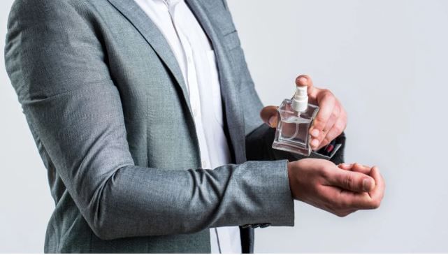 अनेकजण परफ्यूम आणि डिओड्रंट याचा सारखाच वापर करतात. परफ्यमून हा घामाचा वास लपवण्यासाठी नसतो. तुम्हाला खूप घाम येत असेल तर अगोदर डिओड्रंट लावावा आणि नंतर हलकासा परफ्यूम वापरावा. त्यामुळे परफ्यूमचा सुगंधही टिकेल आणि अंगाचा उग्र वासही येणार नाही.