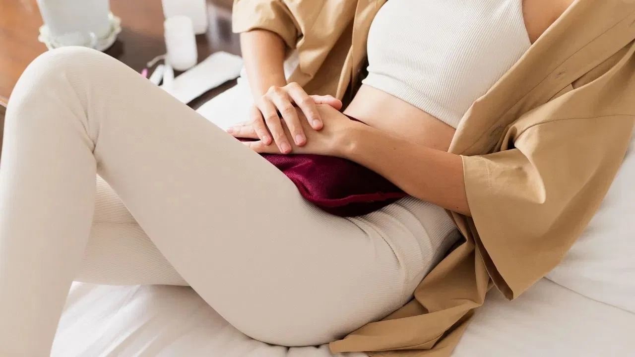 तणाव असल्यास योगासन करा... भुजंगासन, पवनमुख्तासन बटरफ्लाय पोज (बद्धकोणासन) तुम्ही करू शकता. मासिक पाळी वेळेत न येणे (अनियमित पीरियड) हे तणाव, हार्मोन्सचा बदल, कमी/जास्त वजन, अपुरी झोप, थायरॉईड, PCOS इत्यादी कारणांमुळे होऊ शकते.