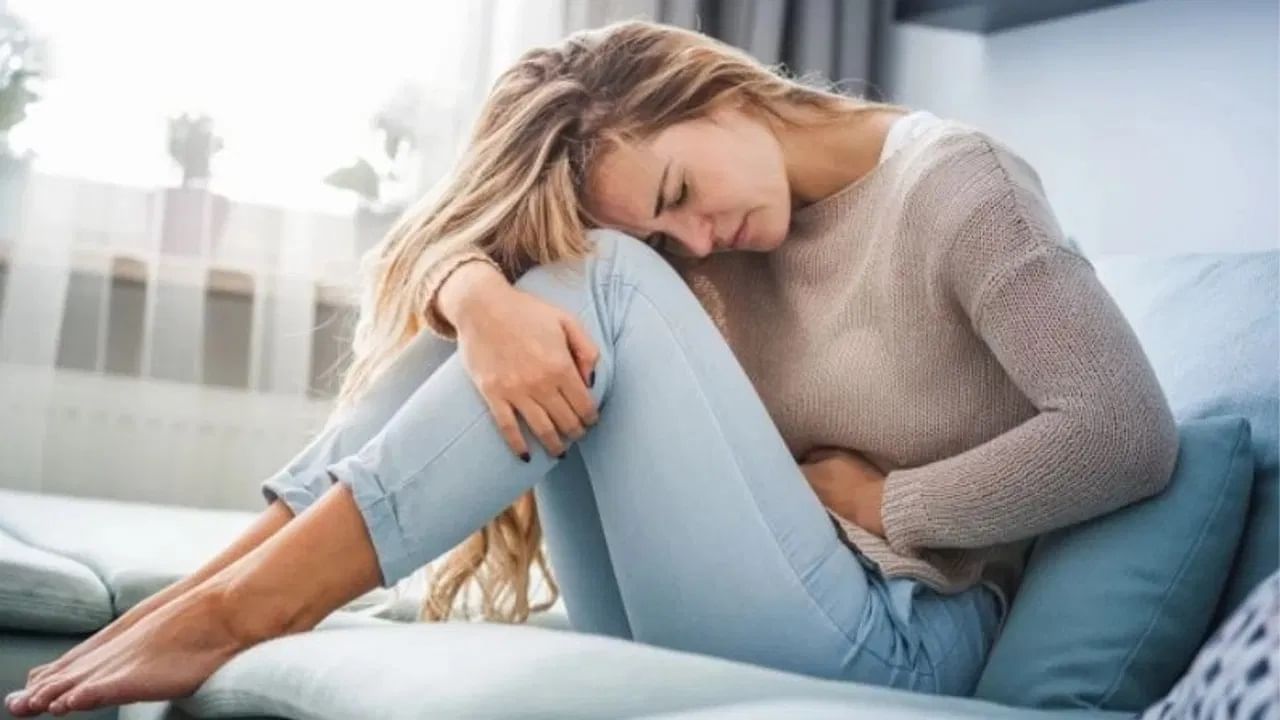 पाळी 35 दिवसांपेक्षा जास्त उशीर होत असेल... सतत 2–3 महिने अनियमित असेल... खूप वेदना आणि जास्त रक्तस्त्राव असेल, गर्भधारणेची शक्यता असेल तर... सर्वात आधी डॉक्टरांचा सल्ला घ्या.