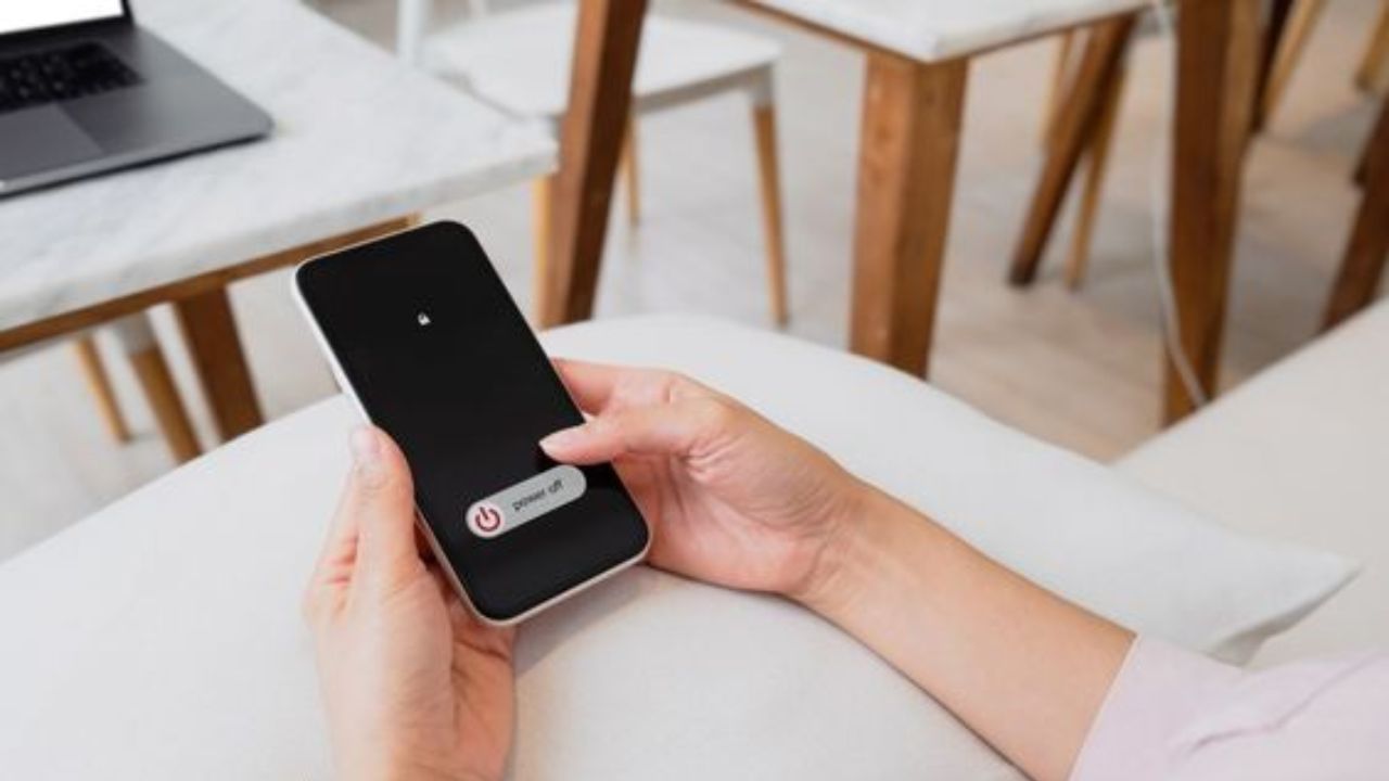 स्मार्टफोन रिस्टार्ट करण्याचे अनेक महत्त्वपूर्ण फायदे आहेत. ज्यामुळे तुमच्या फोनची कार्यक्षमता सुधारण्यास मदत होते. यातील सर्वात मोठा आणि महत्त्वाचा फायदा म्हणजे तुमचा फोन काही तासांसाठी बंद करून तो रीस्टार्ट केल्यास तो RAM (Random Access Memory) साफ करतो.