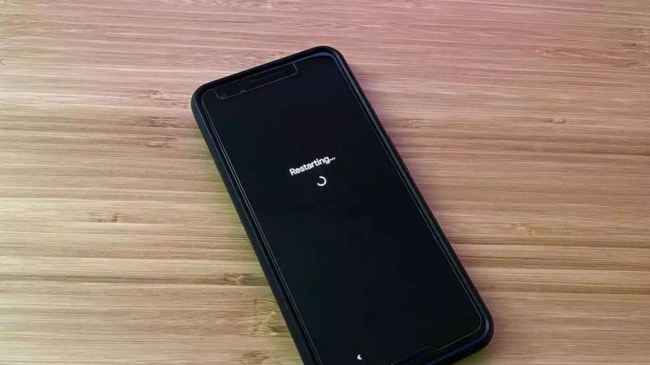 तुम्ही एखादे ॲप बंद केले असले तरी ते अनेकदा बॅकग्राउंडमध्ये चालू राहते. बॅकग्राउंड ॲप्स RAM मध्ये जागा अडवतात, ज्यामुळे फोन स्लो चालतो. फोन रीस्टार्ट केल्याने RAM मध्ये बॅकग्राउंडमध्ये चालू असलेल्या या सर्व अनावश्यक गोष्टी बंद होतात. ज्यामुळे तुमच्या फोनचा वेग आणि कार्यक्षमता वाढते.