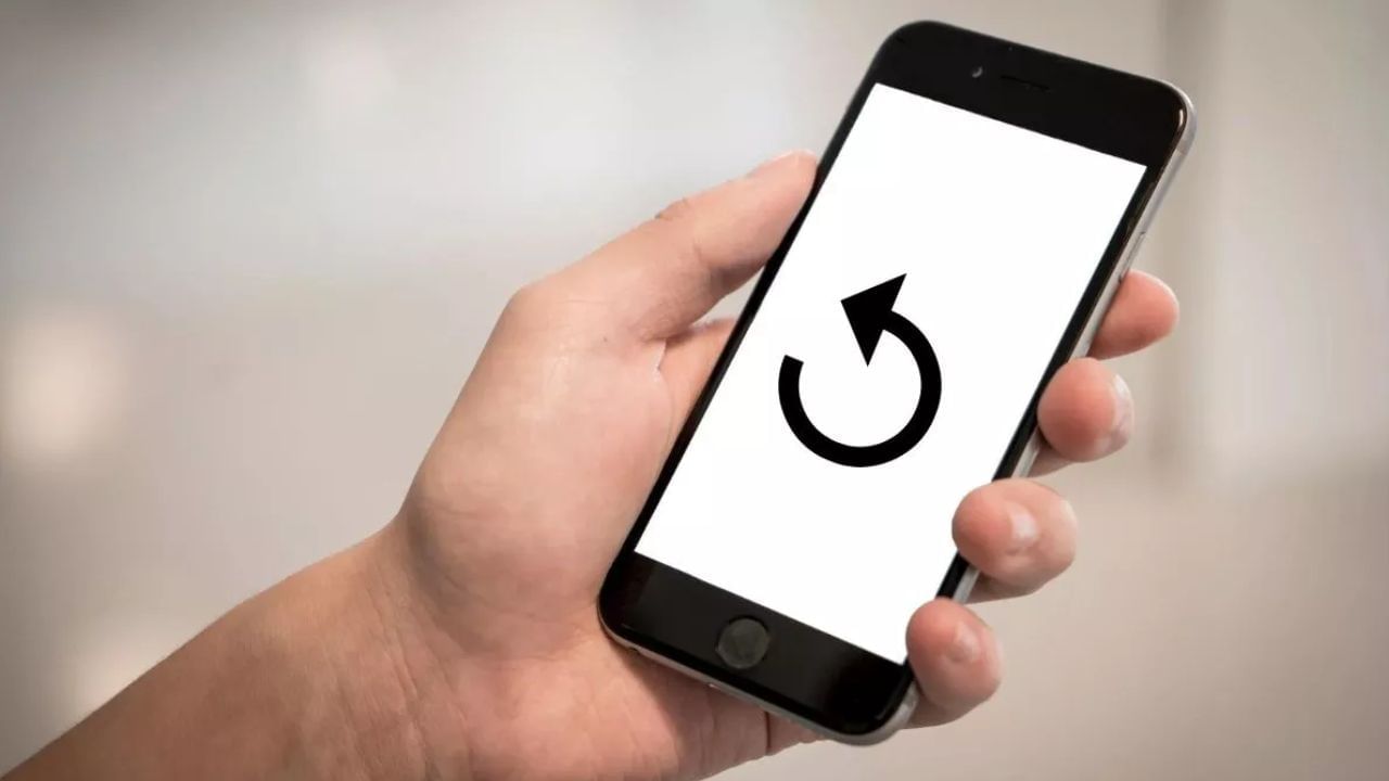 जर तुम्हाला वाय-फाय, ब्लूटूथ किंवा सेल्युलर डेटा कनेक्टिव्हिटीमध्ये समस्या येत असतील तर फोन रीस्टार्ट केल्याने बऱ्याचदा ही समस्या चुटकीसरशी सुटते.