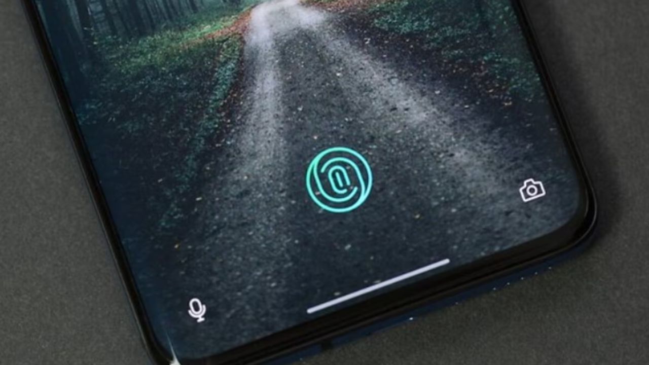 जर तुमचा फोन वाय-फायशी कनेक्ट असूनही इंटरनेट चालत नाही किंवा दुसऱ्या फोनच्या हॉटस्पॉटशी कनेक्ट होत असूनही अडचण येत असेल तर अशावेळी फोन रीस्टार्ट केल्याने कनेक्टिव्हिटीशी संबंधित तात्पुरत्या त्रुटी दूर होतात. त्यानंतर तुमचा फोन पुन्हा सहजपणे कनेक्ट होऊ लागतो.