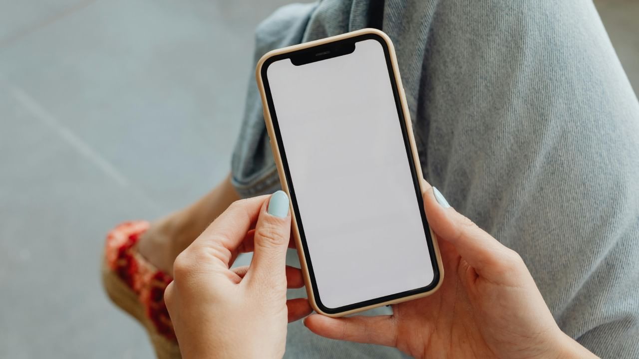 तुम्ही शक्यतो रात्री झोपण्यापूर्वी तुमचा फोन काही मिनिटांसाठी बंद करून पुन्हा चालू करा. या सवयीमुळे तुमच्या फोनचे आयुष्य वाढेल. तसेच कार्यक्षमता उत्तम राहील.