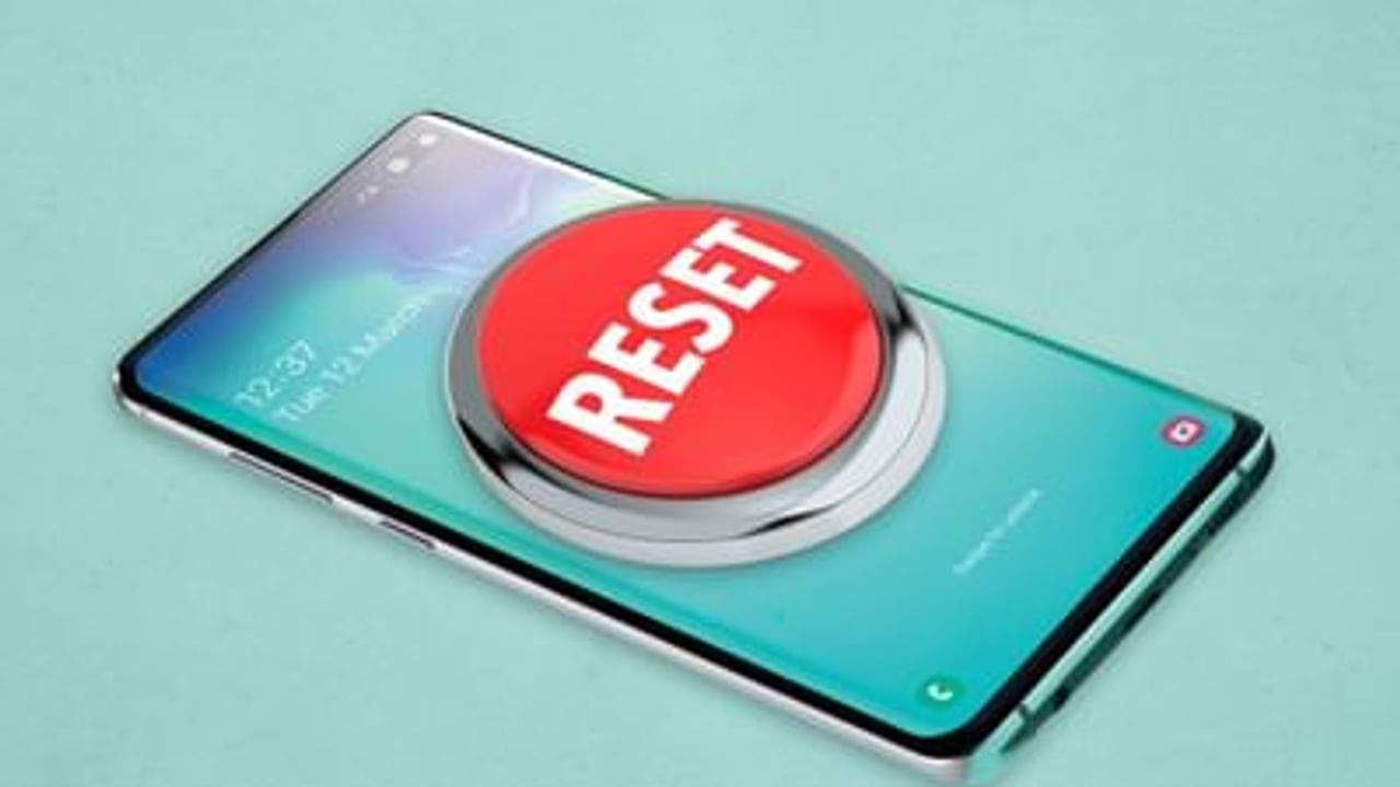 तुम्ही कितीही महाग स्मार्टफोन घेतला तरी त्याला विश्रांतीची गरज असते. ज्याप्रमाणे आपल्याला कामातून ब्रेक हवा असतो, त्याप्रमाणे तुमच्या फोनलाही आठवड्यातून किमान एक ब्रेक म्हणजे रिस्टार्ट करण्याची गरज असते.