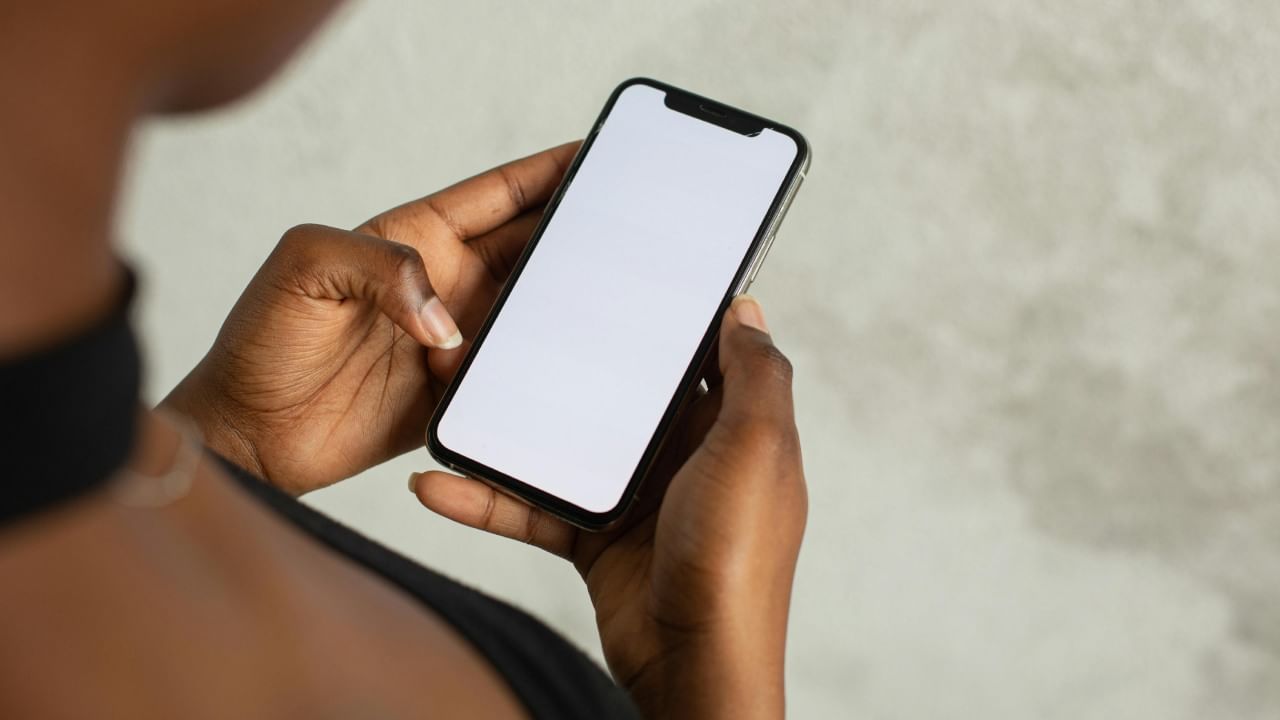 जर तुमचा फोन वारंवार हँग होत असेल किंवा त्याला रिस्पॉन्स देण्यास वेळ लागत असेल तर तो रीस्टार्ट करणे अत्यंत गरजेचे आहे. अनेकदा सॉफ्टवेअरमधील तात्पुरत्या स्वरुपात होणाऱ्या गडबडीमुळे फोन हँग होतो आणि तो रिस्टार्ट केल्याने ही समस्या दूर होते.