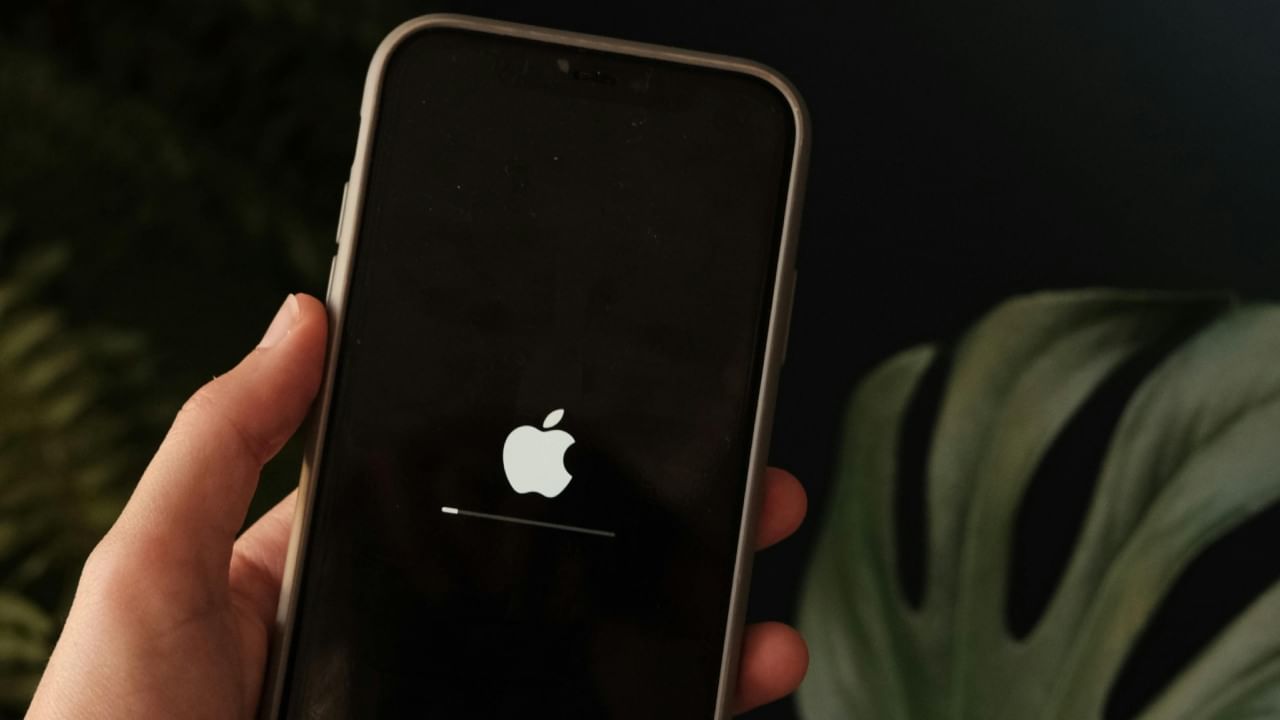 फोन रीस्टार्ट करणे म्हणजे तुमचा फोन बंद करून पुन्हा चालू करणे आणि फॅक्टरी रिसेट करणे या दोन्ही गोष्टी पूर्णपणे वेगवेगळ्या आहेत. फॅक्टरी रिसेट केल्याने तुमचा सर्व डेटा आणि सेटिंग्ज डिलिट होतात.