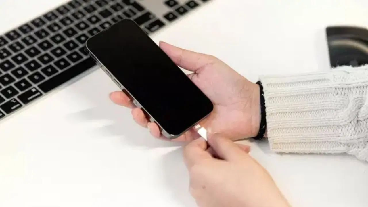 मोबाईल 100% चार्ज करताय… कधीच नका करु इतकी मोठी चूक, होईल नुकसान