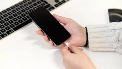 मोबाईल 100% चार्ज करताय... कधीच नका करु इतकी मोठी चूक, होईल नुकसान