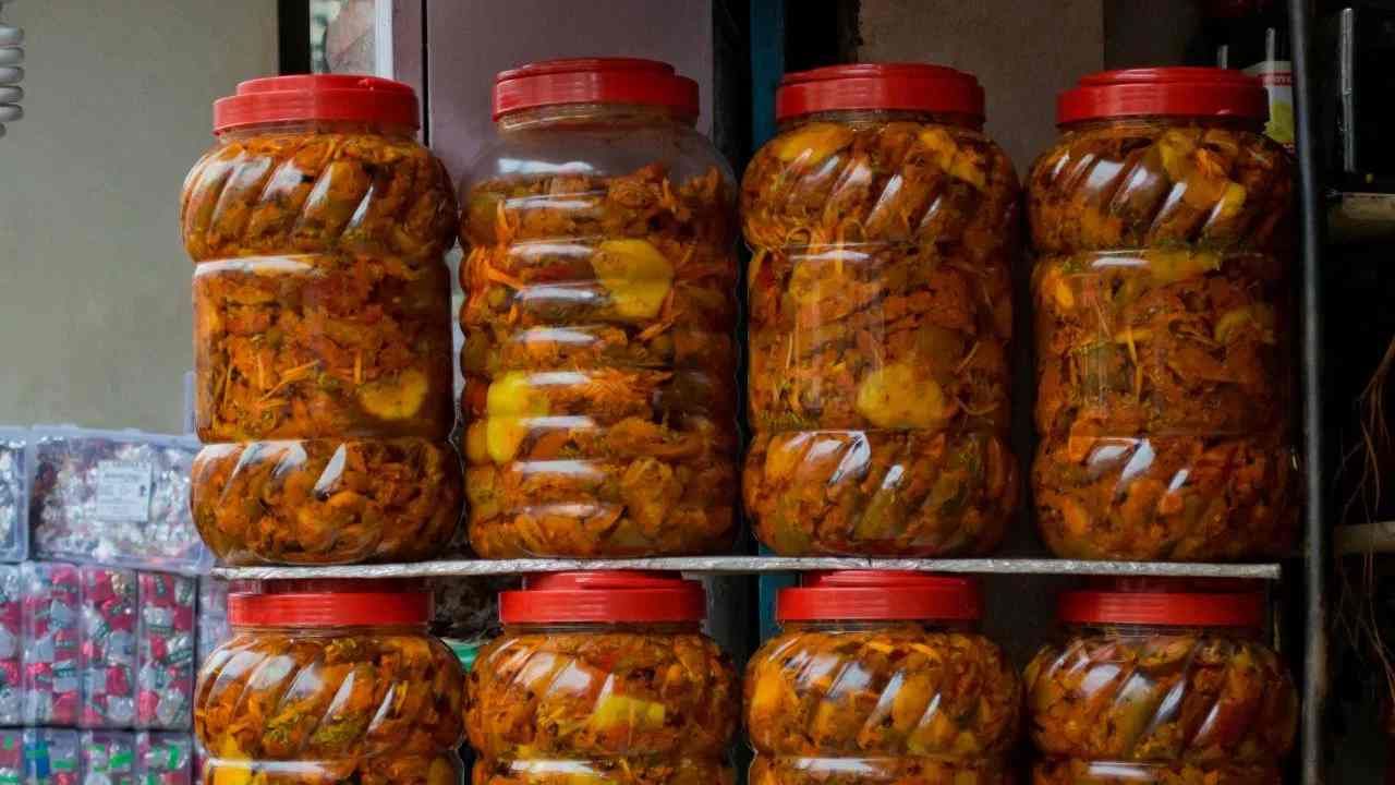 घरच्या घरी गाजराचं लोणचं बनवायचं कसं असा प्रश्न पडलाय का? 'या' सोप्या टिप्स करा फॉलो