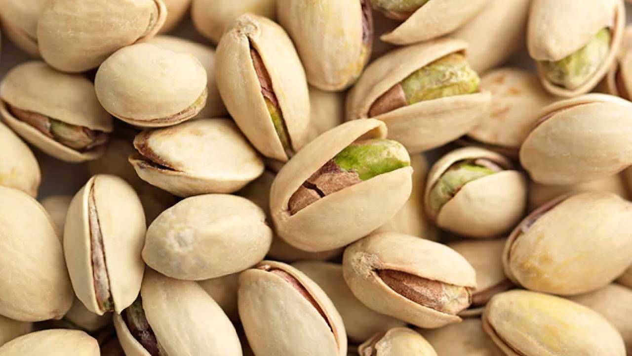  सातपेक्षा अधिक पिस्ते तुम्ही खात असाल तर ते आरोग्यासाठी धोकादायक नक्कीच आहे. पिस्ते फायदेशीर नक्कीच आहेत. मात्र, त्याचा अतिरेक नकोच. 
