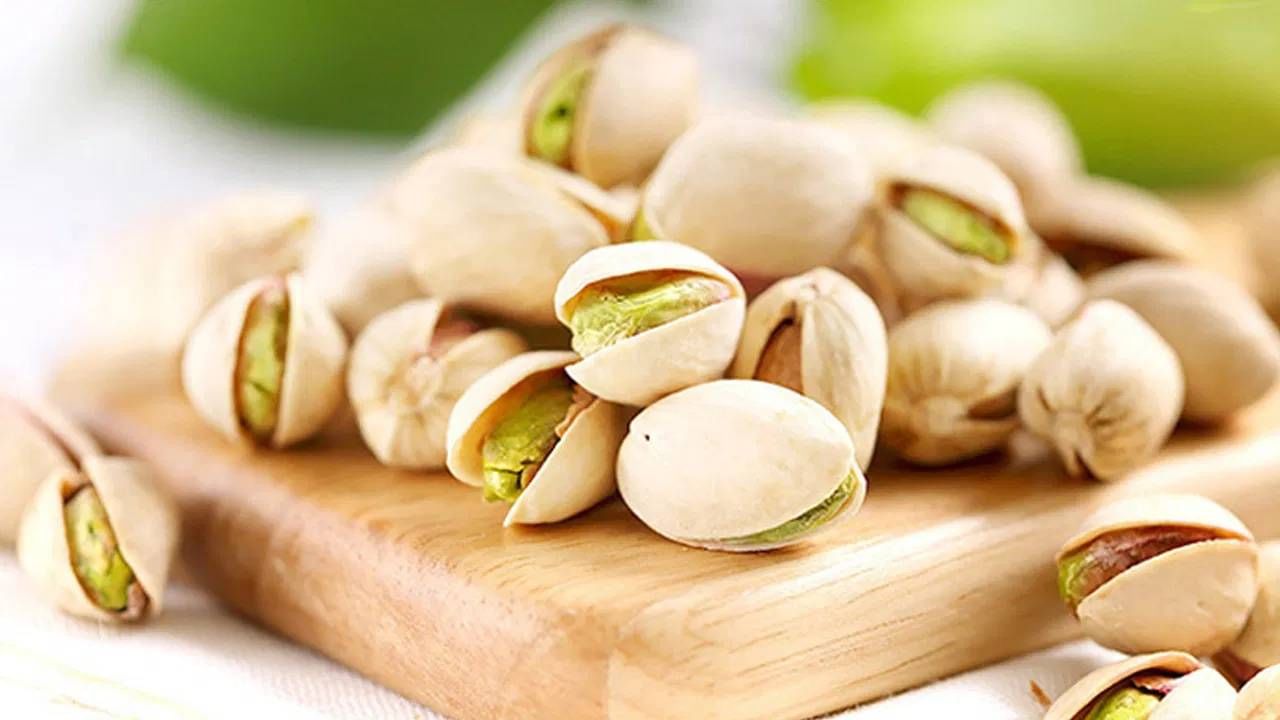 काजू बदामासोबतच आरोग्यासाठी पिस्ते देखील फायदेशीर ठरतात. अनेक लोक पिस्ते खाणे टाळतात. बऱ्याच लोकांना वाटते की, पिस्ते खाल्ल्याने वजन वाढते. त्यामुळे लोक पस्ता खात नाहीत. 