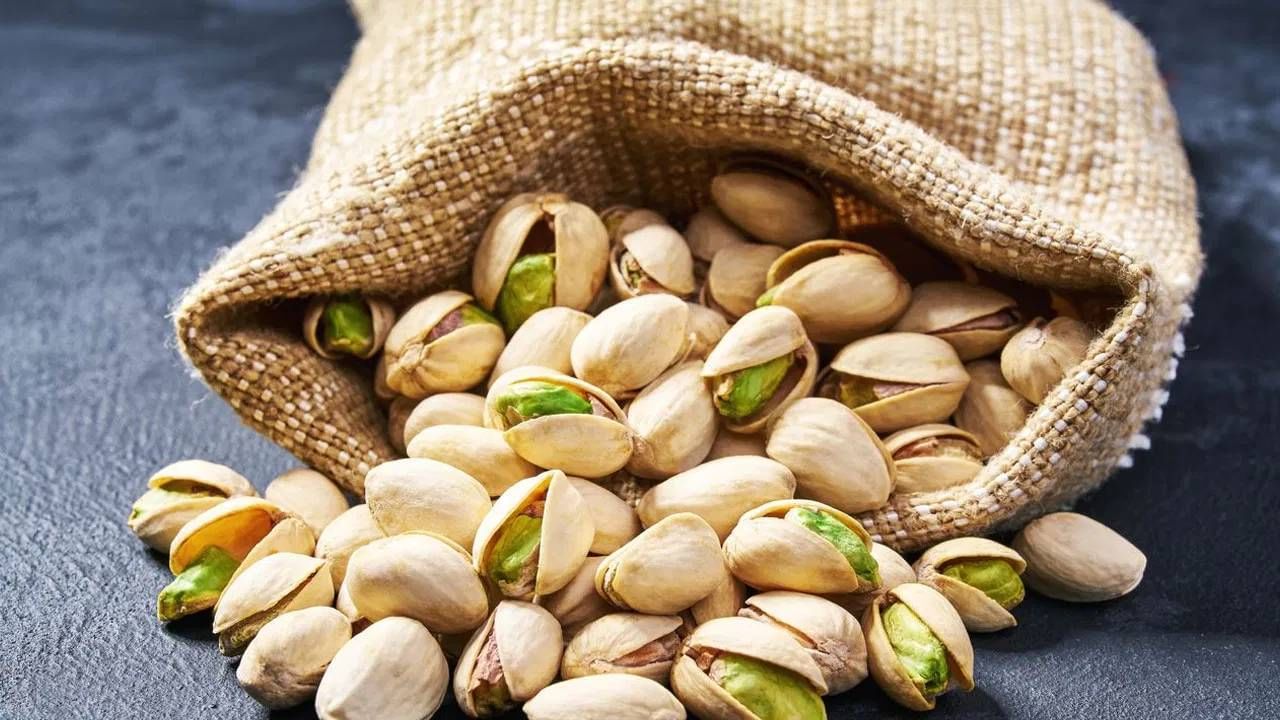 हिवाळ्यात आरोग्याची काळजी घेणे अत्यंत महत्वाचे आहे. हिवाळ्यात जास्तीत जास्त हेल्दी खाण्यावर भर द्या. ज्यामुळे आरोग्याच्या समस्या दूर होण्यास मदत होते. काजू, बदाम फायदेशीर ठरते. 