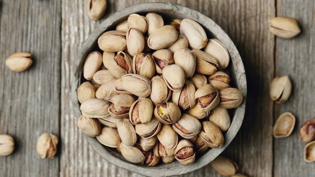 जर तुम्ही आजारी असाल तर पिस्ते खा. पिस्त्यांमुळे तोंडाची चव वाढण्यास मदत होते. पिस्ता शक्यतो सकाळीच खा. दुपारी किंवा रात्री खाण्यापेक्षा सकाळी खाणे फायदेशीर ठरते. 