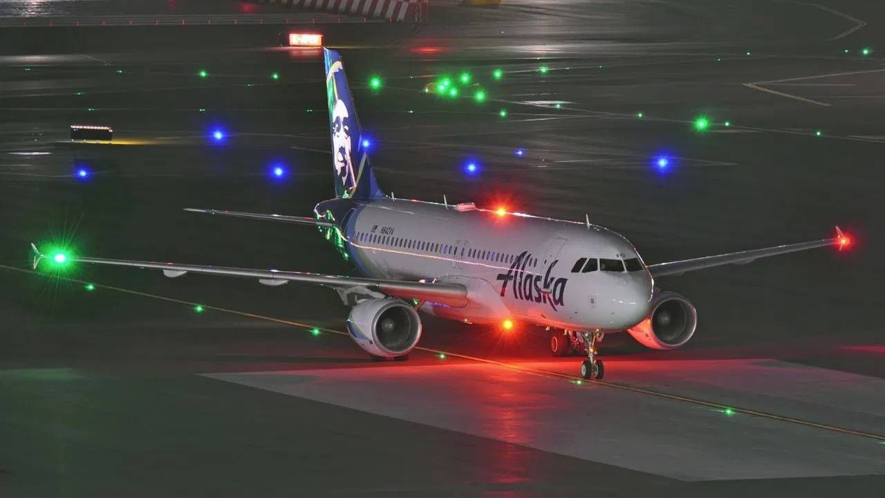 का महत्त्वाचे असतात दिवे : जगातील प्रत्येक विमान कठोर आणि प्रमाणित लायटिंग सिस्टीमचे पालन करते. FAA आणि ICAO सारख्या विमान वाहतूक अधिकाऱ्यांनी हे दिवे अनिवार्य केले आहेत. जेणेकरून वैमानिक अंधारात अंतर, दिशा आणि वेगाचा अंदाज घेऊ शकतील. या दिव्यांशिवाय विमानांना आकाशात मोठ्या अडचणींचा सामना करावा लागू शकतो. 