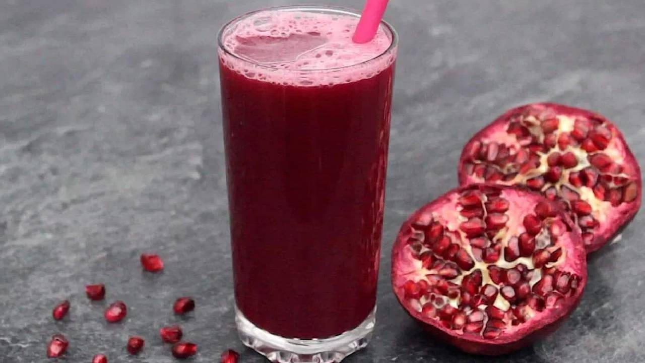 तुम्ही जर वाढलेले वजन कमी करण्यासाठी प्रयत्न करत असाल तर डाळिंबाचा ज्यूस प्या. कारण वाढलेले वजन कमी करण्यासाठी डाळिंबाचा ज्यूस फायदेशीर ठरतो 