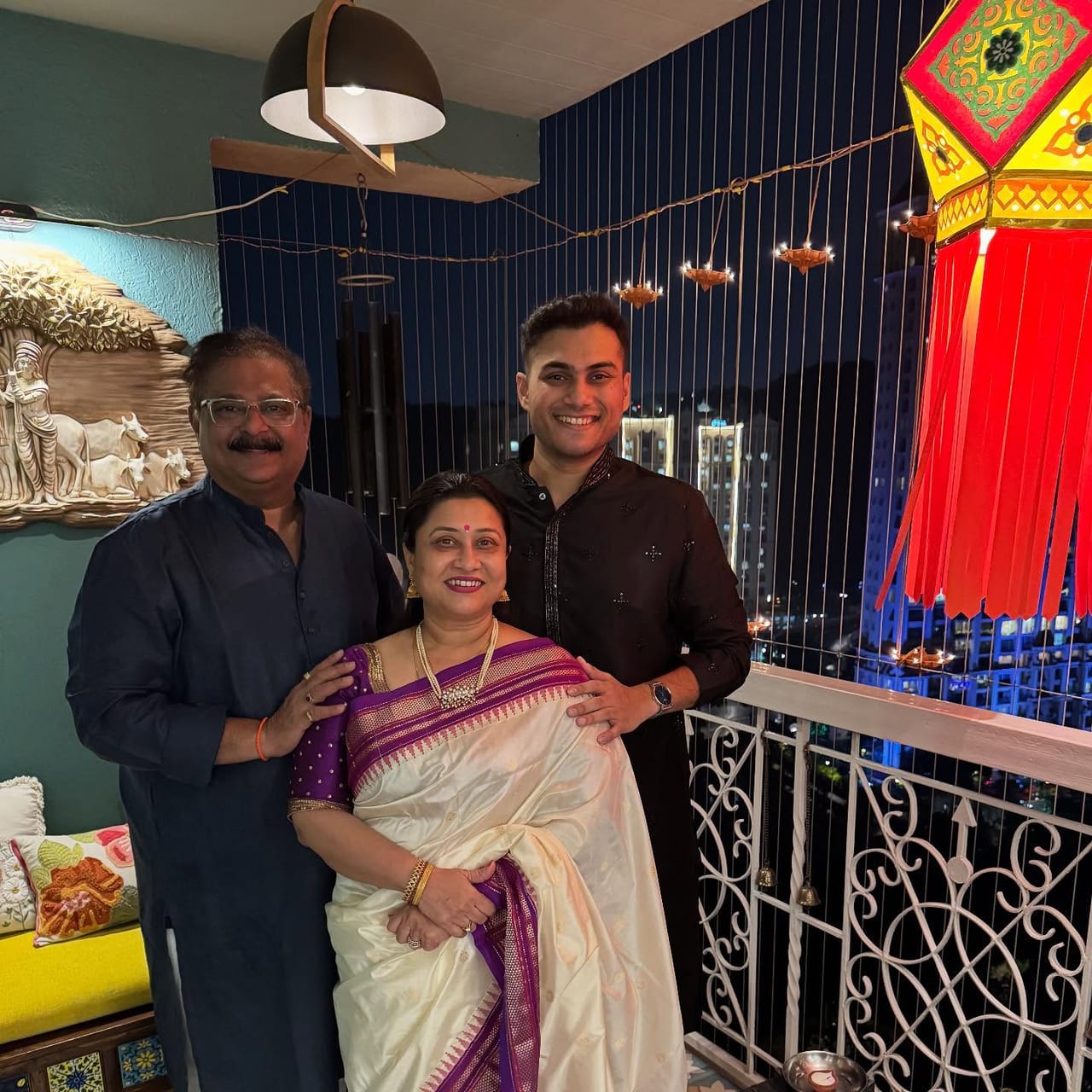 महाराष्ट्राचे लाडके होम मिनिस्टर अर्थात अभिनेते आदेश बांदेकर यांच्या घरी लवकरच सनई-चौघड्यांचे सूर घुमणार आहेत. अभिनेता आदेश बांदेकर आणि अभिनेत्री सुचित्रा बांदेकर यांचा मुलगा आणि निर्माता-अभिनेता सोहम बांदेकर हा लवकरच विवाहबंधनात अडकणार आहे.