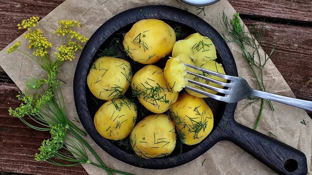 आरोग्य तज्ज्ञांच्या सल्ल्यानुसार, एका निरोगी व्यक्तीने दररोज जास्तीत जास्त १५० ते २०० ग्रॅम उकडलेला किंवा भाजलेला बटाटा खाणे सुरक्षित आहे. बटाटा खाण्याची मात्रा आणि पद्धत अत्यंत महत्त्वाची आहे.