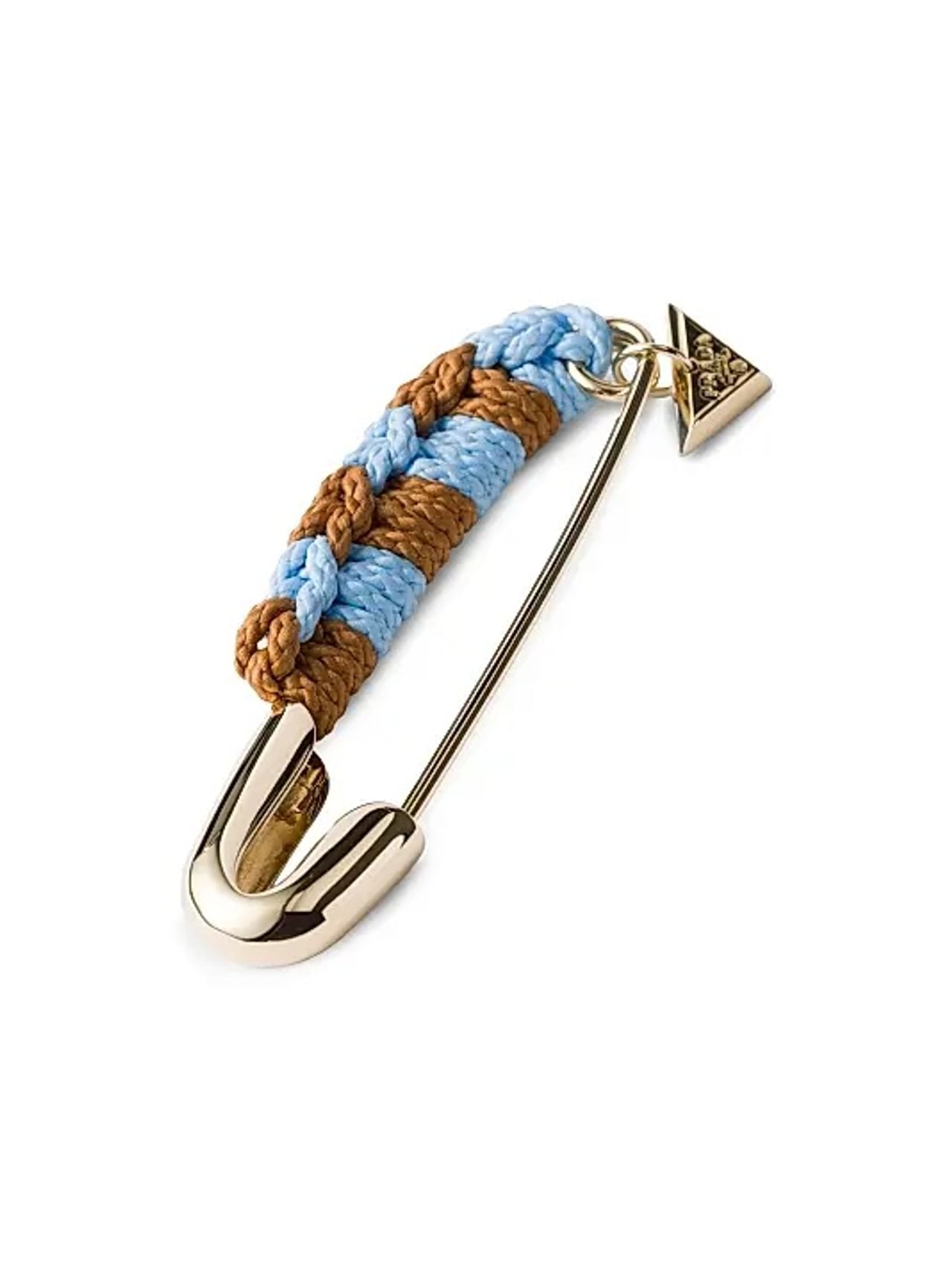 फॅशन म्हटलं की कधी, काय घडेल याचा काही पत्ता नाही. त्यामुळे फॅशनची दुनिया ही अजब गजब असल्याचे कायमच म्हटलं जाते. आपण रोज साडी सांभाळण्यासाठी किंवा ओढणी सांभाळण्यासाठी सेफ्टी पिनचा वापर करतो.